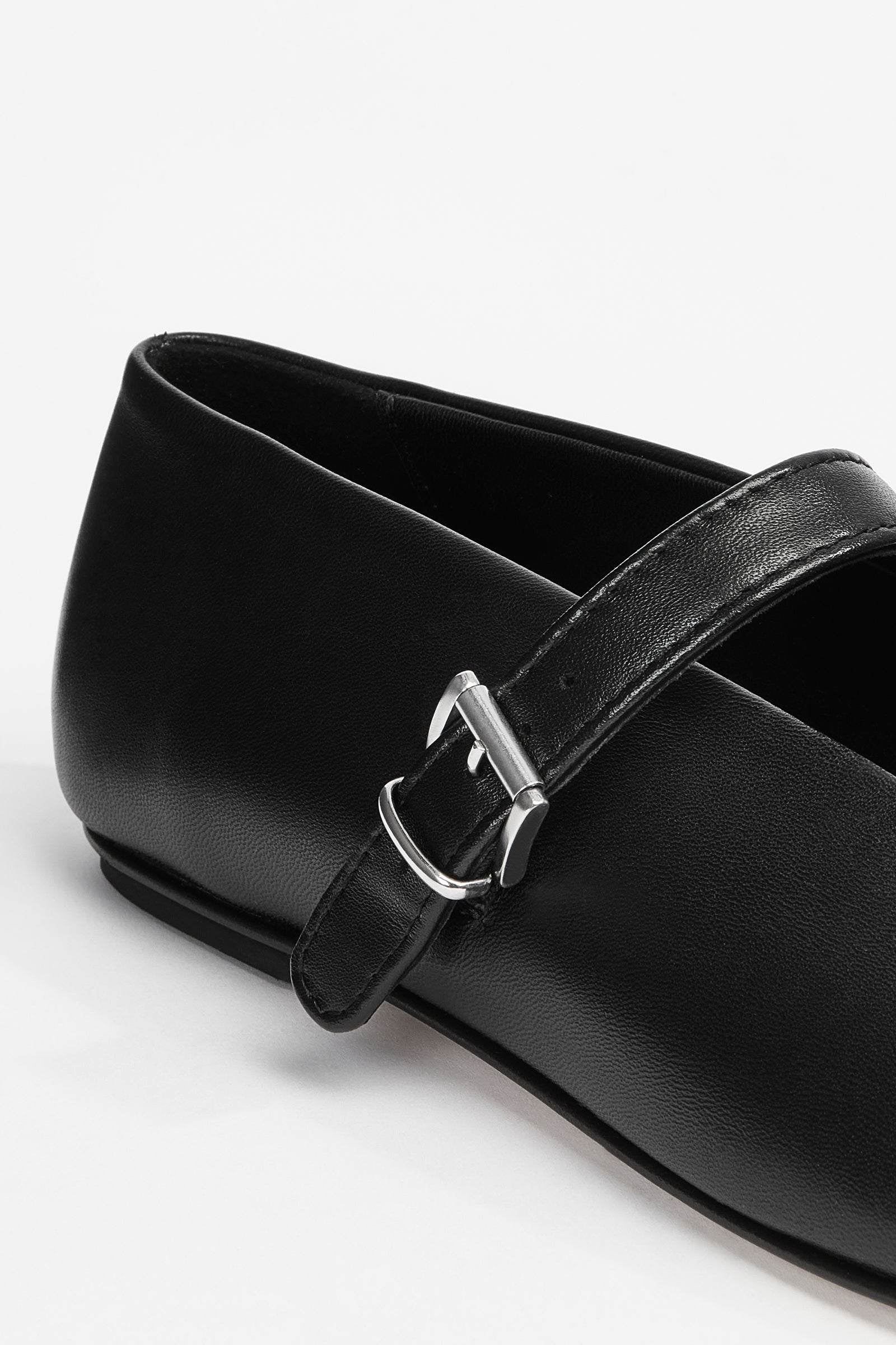 BALLET FLAT WITH STRAP