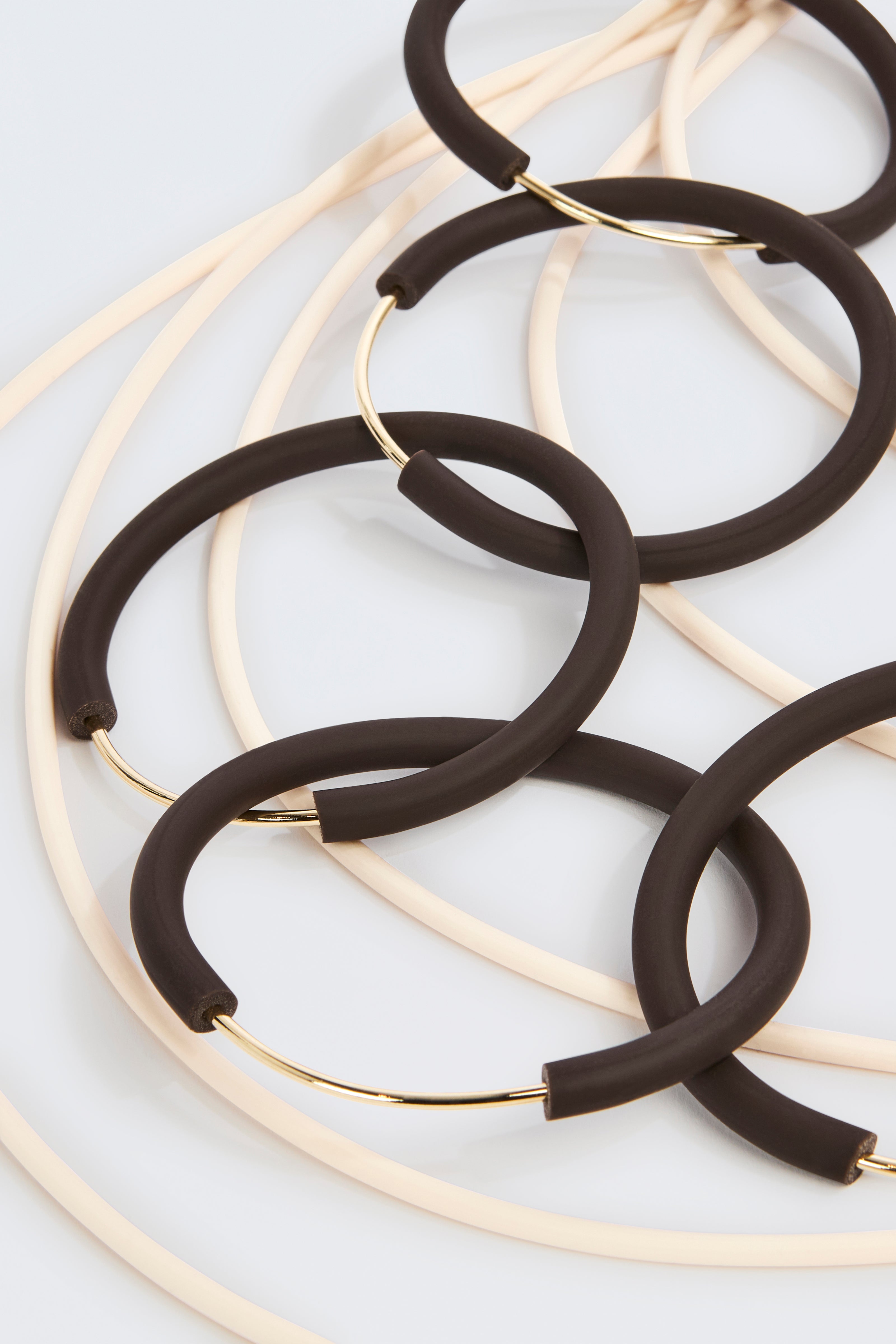 NECKLACE WITH CIRCLE ELEMENTS
