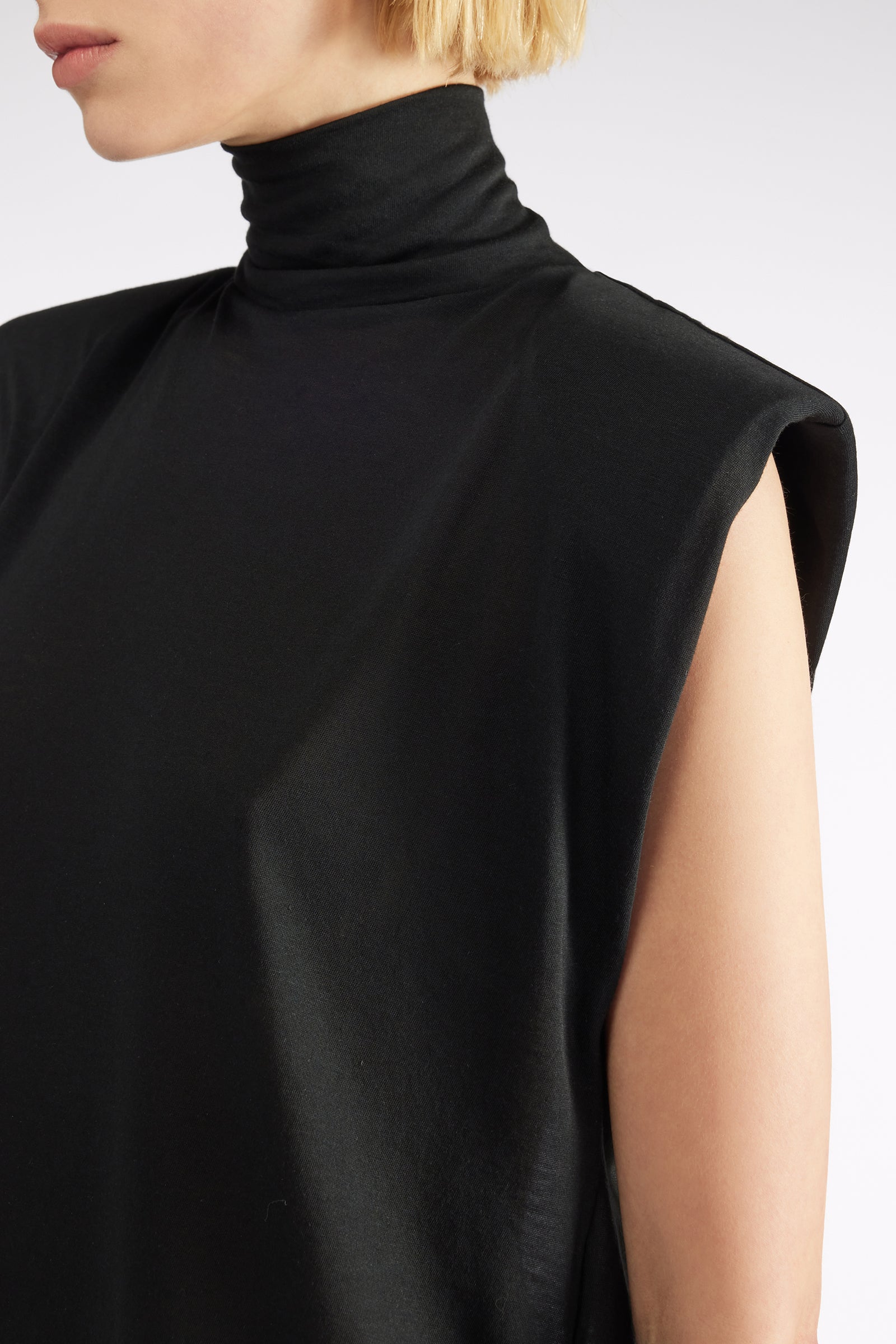 TOP CON SPALLE IMBOTTITE