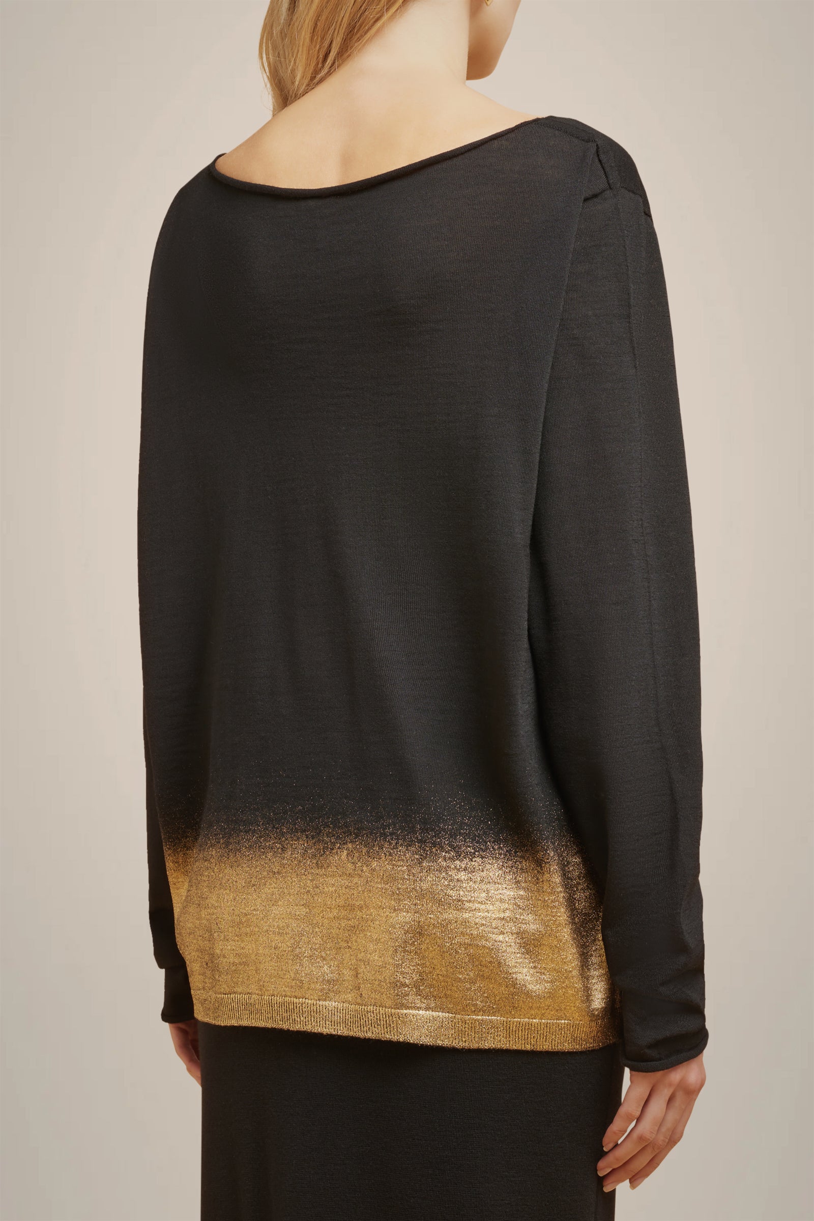 SWEATER WITH LAMINATED EDGE