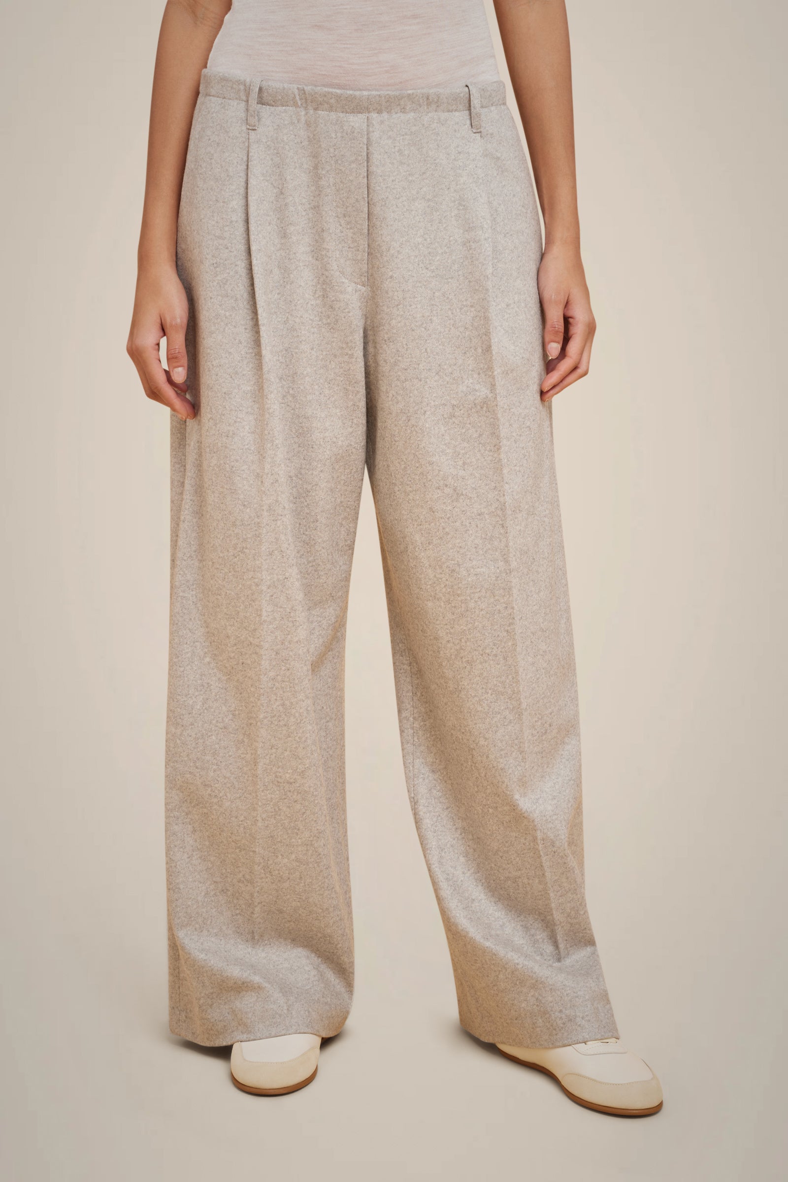 LIGHT CASHMERE CLOTH PLEATED TROUSERS