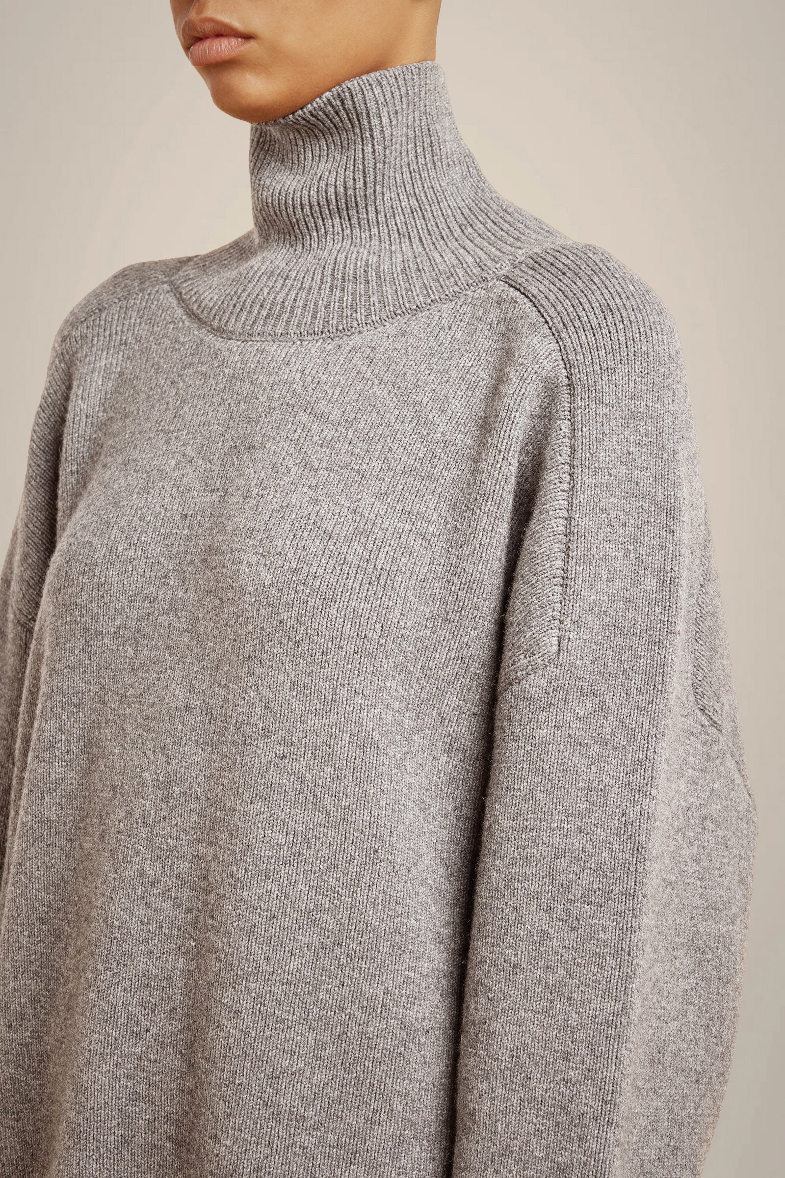 MAGLIA COLLO ALTO IN CASHMERE RICICLATO